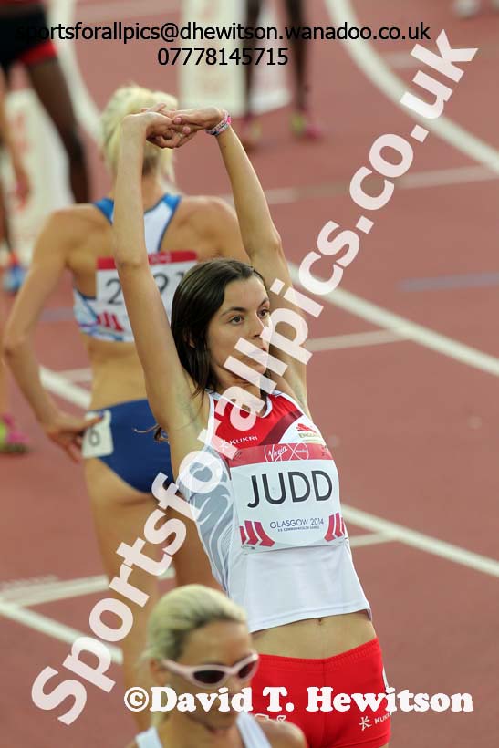 Jessica Judd (England) stretching before the start of the 800 metres at the Commonwealth Games, Glasgow. Photo: David T. Hewitson/Sports for All Pics